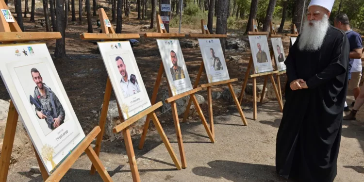 Ceremonia en memoria de los soldados drusos caídos en el bosque de Ahihud, el 2 de julio de 2024. (Guy Assayag/ KKL-JNF)