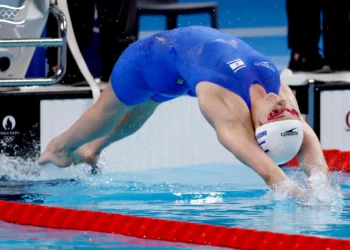 La nadadora israelí Aviv Barzelay compite durante una serie de los 100 m espalda femeninos en los Juegos Olímpicos de Verano de 2024, el 29 de julio de 2024, en Nanterre, Francia. (Simona Castervillari/Asociación de Natación de Israel)