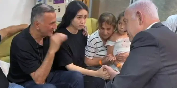 El primer ministro, Benjamin Netanyahu, con la rehén rescatada Noa Argamani, su padre Yaakov y su familia en el Centro Médico Sheba en Ramat Gan, el 8 de junio de 2024 (GPO)