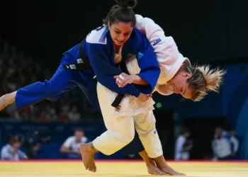 Distria Krasniqi de Kosovo y Gefen Primo de Israel (azul) compiten en el combate de cuartos de final de judo femenino de -52 kg de los Juegos Olímpicos de París 2024 en el Champ-de-Mars Arena, en París, el 28 de julio de 2024. (Luis ROBAYO / AFP)