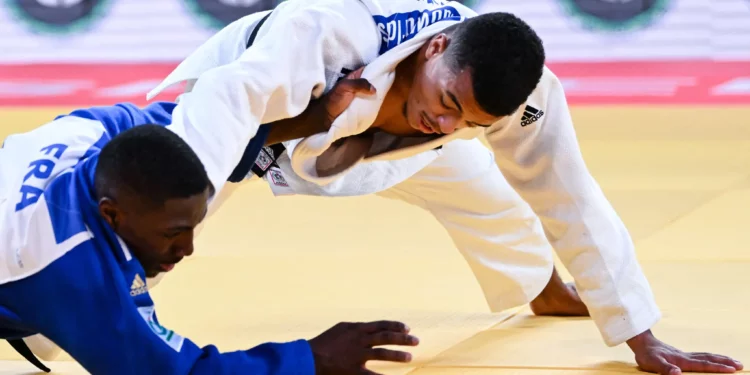 El argelino Messaoud Redouane Dris compite en la ronda eliminatoria de la categoría masculina de menos de 73 kg durante el Campeonato Mundial de Judo de 2022 en el Humo Arena en Tashkent el 8 de octubre de 2022. (Kirill Kudryavtsev/AFP)