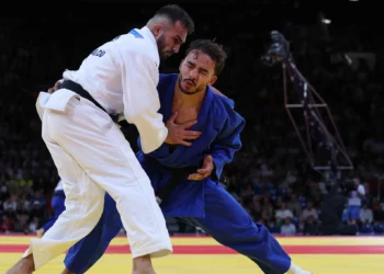 El israelí Baruch Shmailov y el marroquí Abderrahmane Boushita (azul) compiten en el combate de dieciseisavos de final de judo masculino de -66 kg de los Juegos Olímpicos de París 2024 en el Champ-de-Mars Arena, en París, el 28 de julio de 2024. (Jack GUEZ / AFP)