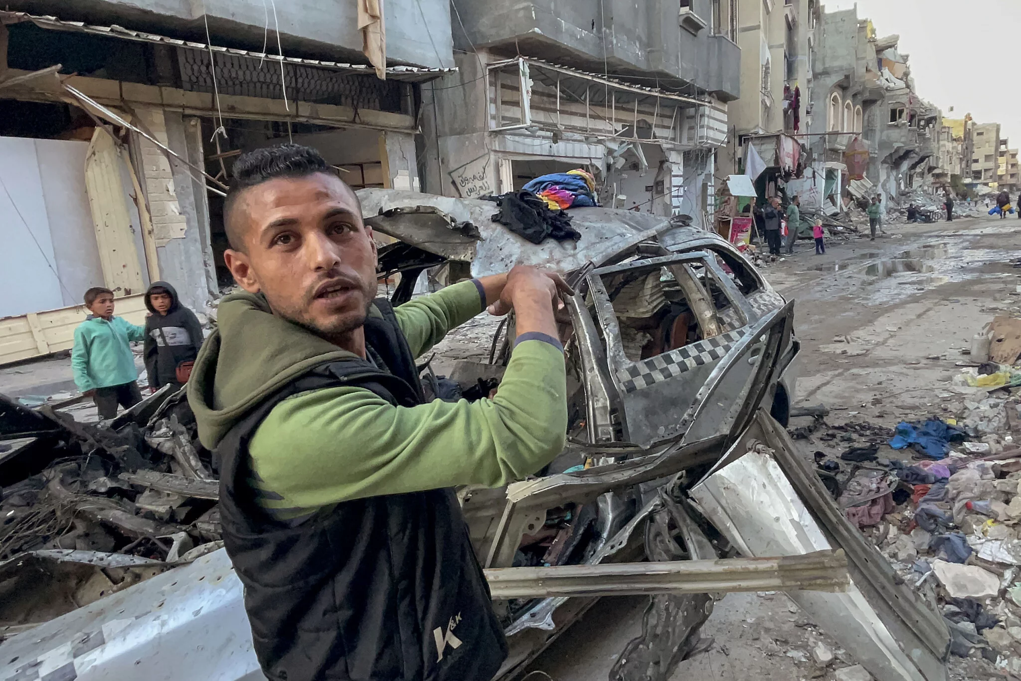 Un hombre hace un gesto frente al automóvil en el que, según se informa, murieron tres hijos del líder de Hamás, Ismail Haniyeh, en un ataque aéreo israelí en el campamento de al-Shati, al oeste de la ciudad de Gaza, el 10 de abril de 2024. (AFP)