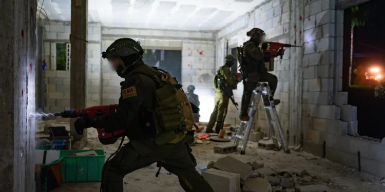 Las tropas de las FDI trabajan para demoler la casa de un terrorista palestino en la aldea de Atara, en Judea y Samaria, a principios del 31 de julio de 2024. (Fuerzas de Defensa de Israel)