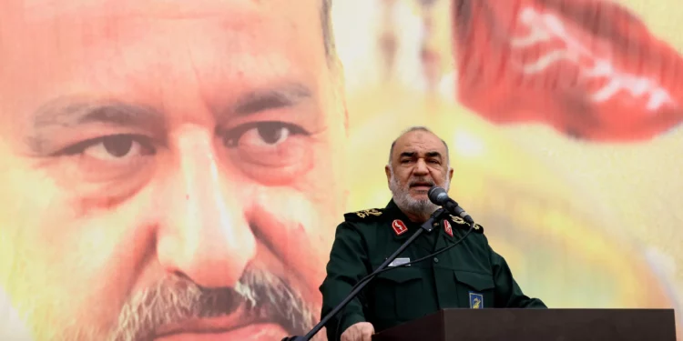 El jefe del Cuerpo de la Guardia Revolucionaria Islámica de Irán (CGRI), Hossein Salami, pronuncia un discurso durante el funeral de Razi Moussavi, un alto comandante de la Fuerza Quds del CGRI que murió el 25 de diciembre en un presunto ataque israelí en Siria, en Teherán, el 28 de diciembre de 2023. (Atta Kenare/AFP)