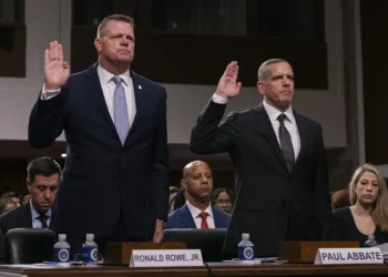 El director interino del Servicio Secreto de Estados Unidos, Ronald Rowe, Jr. (izq.), y el subdirector del FBI, Paul Abbate, prestan juramento antes de testificar durante una audiencia conjunta del comité del Congreso sobre las fallas de seguridad que llevaron al intento de asesinato del expresidente estadounidense Donald Trump, en el Capitolio de Estados Unidos en Washington, el 30 de julio de 2024. (Roberto Schmidt/AFP)