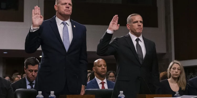 El director interino del Servicio Secreto de Estados Unidos, Ronald Rowe, Jr. (izq.), y el subdirector del FBI, Paul Abbate, prestan juramento antes de testificar durante una audiencia conjunta del comité del Congreso sobre las fallas de seguridad que llevaron al intento de asesinato del expresidente estadounidense Donald Trump, en el Capitolio de Estados Unidos en Washington, el 30 de julio de 2024. (Roberto Schmidt/AFP)