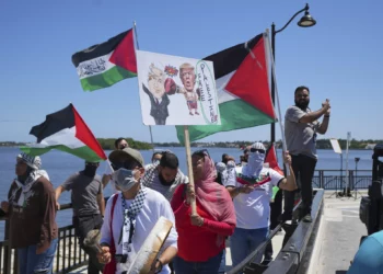 Manifestantes en Palm Beach contra reunión de Trump y Netanyahu