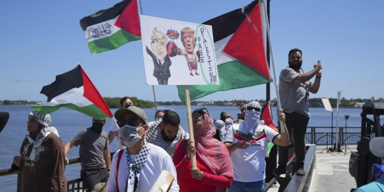 Manifestantes en Palm Beach contra reunión de Trump y Netanyahu