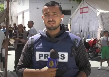 El periodista de Al Jazeera Ismail al-Ghoul informa desde la Franja de Gaza en un vídeo sin fecha emitido durante un reportaje sobre su muerte en un ataque aéreo israelí, el 31 de julio de 2024. Se informó de que el camarógrafo Rami al-Refee también murió en el ataque. (Captura de pantalla: Youtube/Al Jazeera, utilizada de conformidad con la Cláusula 27a de la Ley de Derechos de Autor)