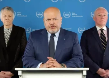 El fiscal de la Corte Penal Internacional, Karim Khan (centro), anuncia que ha solicitado órdenes de arresto contra el primer ministro, Benjamin Netanyahu, y el ministro de Defensa, Yoav Gallant, así como contra los líderes de Hamás, Yahya Sinwar, Mohammed Deif e Ismail Hanuyeh, el 20 de mayo de 2024. (Cortesía, Corte Penal Internacional)