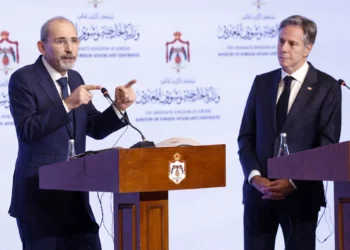 El secretario de Estado de Estados Unidos, Antony Blinken, a la derecha, y el viceprimer ministro y ministro de Asuntos Exteriores de Jordania, Ayman Safadi, celebran una conferencia de prensa en Amán, Jordania, el 4 de noviembre de 2023. (Jonathan Ernst/Pool vía AP, archivo)