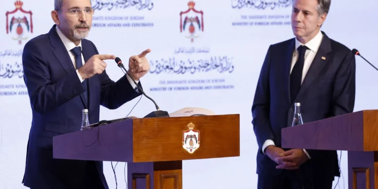 El secretario de Estado de Estados Unidos, Antony Blinken, a la derecha, y el viceprimer ministro y ministro de Asuntos Exteriores de Jordania, Ayman Safadi, celebran una conferencia de prensa en Amán, Jordania, el 4 de noviembre de 2023. (Jonathan Ernst/Pool vía AP, archivo)