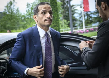 El primer ministro de Qatar, el jeque Mohammed bin Abdulrahman al-Thani, llega a la sesión plenaria de la Cumbre sobre la paz en Ucrania, en el lujoso complejo turístico de Burgenstock, cerca de Lucerna, Suiza, el 15 de junio de 2024. (Urs Flueeler / Pool / AFP)