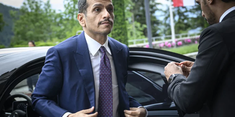 El primer ministro de Qatar, el jeque Mohammed bin Abdulrahman al-Thani, llega a la sesión plenaria de la Cumbre sobre la paz en Ucrania, en el lujoso complejo turístico de Burgenstock, cerca de Lucerna, Suiza, el 15 de junio de 2024. (Urs Flueeler / Pool / AFP)