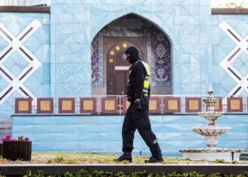 Un policía camina frente al Centro Islámico de Hamburgo, junto a la mezquita Imam Ali, durante una redada el miércoles 24 de julio de 2024 en Hamburgo, Alemania. (Daniel Bockwoldt/dpa vía AP)