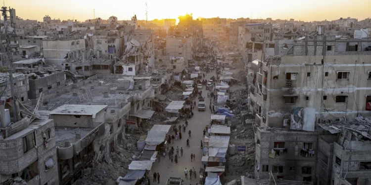 Palestinos caminan por un mercado callejero en Jan Yunis, en el sur de la Franja de Gaza, el 29 de junio de 2024. (Foto AP/Jehad Alshrafi)