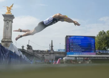 El israelí Shachar Sagiv se zambulle en el agua para el inicio de la competencia individual masculina de triatlón en los Juegos Olímpicos de Verano de 2024, el 31 de julio de 2024, en París, Francia. (Foto AP/David Goldman)