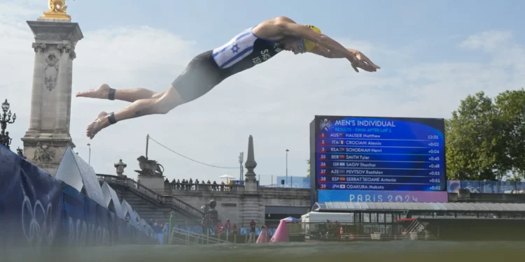 El israelí Shachar Sagiv se zambulle en el agua para el inicio de la competencia individual masculina de triatlón en los Juegos Olímpicos de Verano de 2024, el 31 de julio de 2024, en París, Francia. (Foto AP/David Goldman)