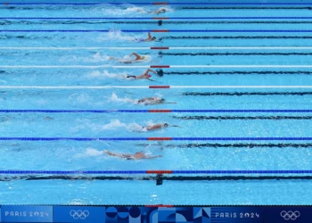 Los nadadores, incluido el israelí Denis Loktev (abajo), compiten en una serie de la prueba masculina de natación de 200 m estilo libre durante los Juegos Olímpicos de París 2024 en el Arena París La Defense en Nanterre, el 28 de julio de 2024. (Jonathan NACKSTRAND / AFP)