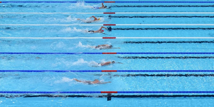 Los nadadores, incluido el israelí Denis Loktev (abajo), compiten en una serie de la prueba masculina de natación de 200 m estilo libre durante los Juegos Olímpicos de París 2024 en el Arena París La Defense en Nanterre, el 28 de julio de 2024. (Jonathan NACKSTRAND / AFP)