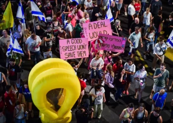 Manifestantes protestan para exigir la liberación de los israelíes tomados como rehenes en la Franja de Gaza, frente a la base de Hakirya en Tel Aviv, el 27 de julio de 2024 (Avshalom Sassoni/Flash90)