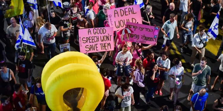 Manifestantes protestan para exigir la liberación de los israelíes tomados como rehenes en la Franja de Gaza, frente a la base de Hakirya en Tel Aviv, el 27 de julio de 2024 (Avshalom Sassoni/Flash90)