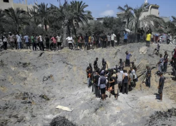 Palestinos inspeccionan los daños en un lugar afectado por una operación israelí dirigida contra el misterioso comandante militar de Hamás, Muhammad Deif, en Jan Yunis, en el sur de la Franja de Gaza, el 13 de julio de 2024. (Foto AP/Jehad Alshrafi)