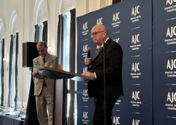 El embajador alemán en Estados Unidos, Andreas Michaelis, habla en un evento en el marco de la Convención Nacional Republicana en Milwaukee, Wisconsin, el 17 de julio de 2024. (Jacob Magid/Times of Israel)