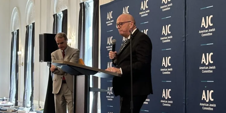 El embajador alemán en Estados Unidos, Andreas Michaelis, habla en un evento en el marco de la Convención Nacional Republicana en Milwaukee, Wisconsin, el 17 de julio de 2024. (Jacob Magid/Times of Israel)