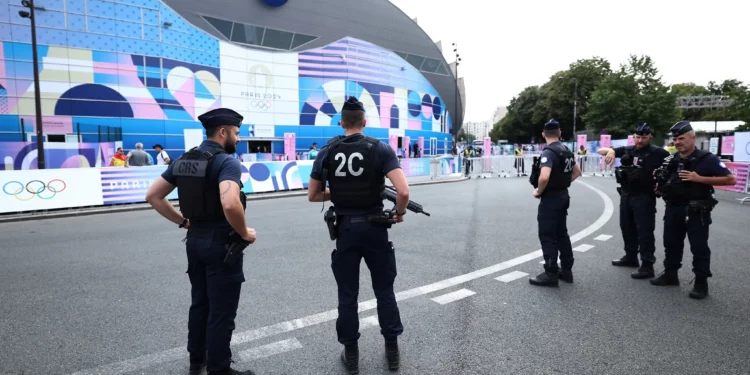 La policía antidisturbios francesa CRS hace guardia fuera del Parque de los Príncipes antes del partido de fútbol masculino del grupo C entre Uzbekistán y España, durante los Juegos Olímpicos de París 2024 en París el 24 de julio de 2024. (Foto de FRANCK FIFE / AFP)