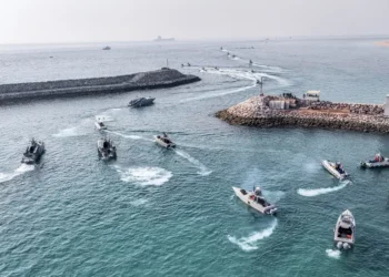 En esta fotografía publicada el 2 de agosto de 2023 por Sepahnews de la Guardia Revolucionaria de Irán, las lanchas rápidas de la Guardia participan en un ejercicio en el Golfo Pérsico. (Sepahnews vía AP)