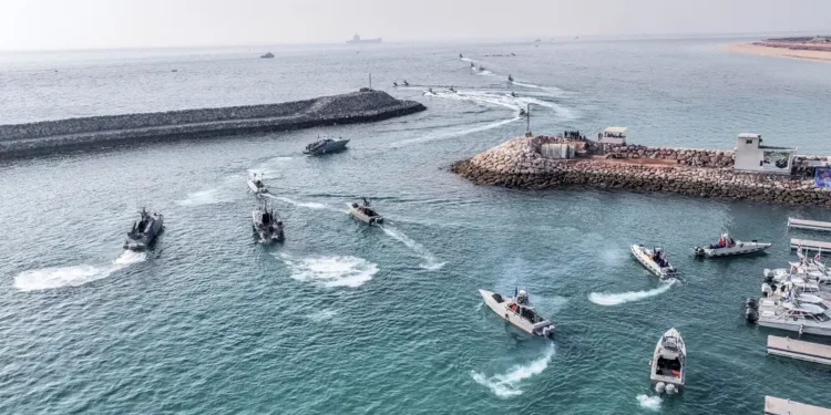 En esta fotografía publicada el 2 de agosto de 2023 por Sepahnews de la Guardia Revolucionaria de Irán, las lanchas rápidas de la Guardia participan en un ejercicio en el Golfo Pérsico. (Sepahnews vía AP)