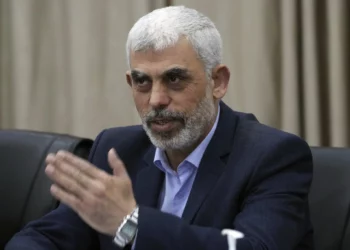 Yahya Sinwar, líder de Hamás en Gaza, saluda a sus partidarios durante una reunión con líderes de facciones palestinas en su oficina en la ciudad de Gaza, el 13 de abril de 2022. (Foto AP/ Adel Hana/ Archivo)