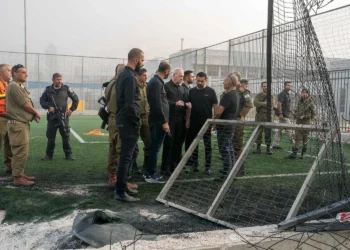 El ministro de Defensa, Yoav Gallant, visita el lugar del mortal ataque con cohetes de Hezbolá en Majdal Shams, el 28 de julio de 2024 (Ariel Hermoni/Ministerio de Defensa)