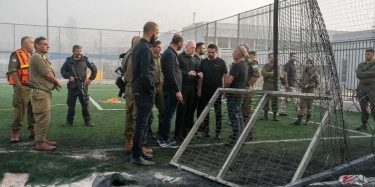 El ministro de Defensa, Yoav Gallant, visita el lugar del mortal ataque con cohetes de Hezbolá en Majdal Shams, el 28 de julio de 2024 (Ariel Hermoni/Ministerio de Defensa)