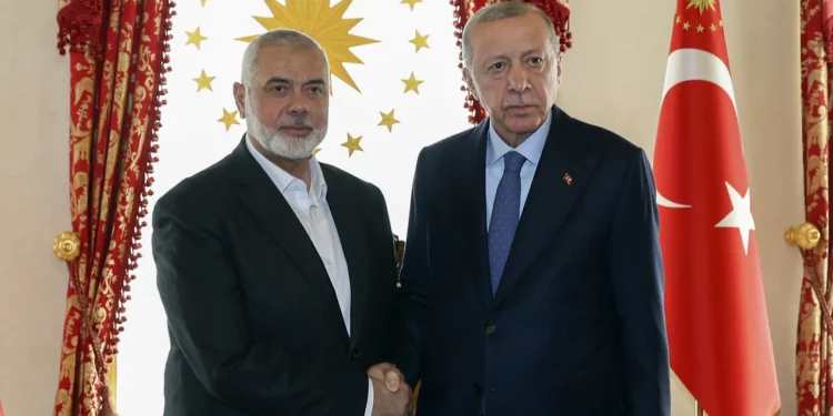 Archivo - El presidente turco, Recep Tayyip Erdogan, a la derecha, y el líder de Hamás, Ismail Haniyeh, se dan la mano durante su reunión en Estambul, Turquía, el 20 de abril de 2024. (Presidencia turca vía AP)