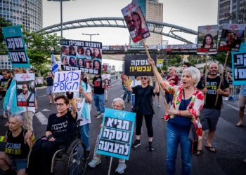 Manifestantes piden la liberación de los rehenes retenidos por Hamás en la Franja de Gaza desde el 7 de octubre, frente a la base de Kirya de las Fuerzas de Defensa de Israel en Tel Aviv, el 28 de julio de 2024. (Avshalom Sassoni/Flash90)