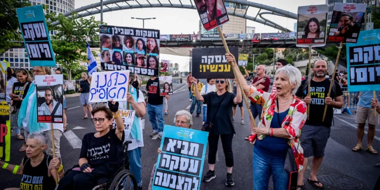 Manifestantes piden la liberación de los rehenes retenidos por Hamás en la Franja de Gaza desde el 7 de octubre, frente a la base de Kirya de las Fuerzas de Defensa de Israel en Tel Aviv, el 28 de julio de 2024. (Avshalom Sassoni/Flash90)