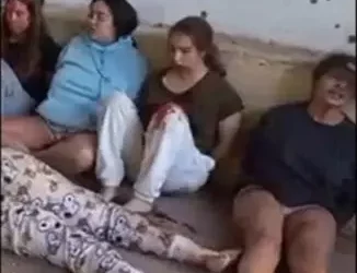 Imagen de una grabación que muestra la captura y el secuestro de Liri Albag, Karina Ariev, Agam Berger, Daniella Gilboa y Naama Levy en la base de Nahal Oz el 7 de octubre de 2023. (Foro de Familias de Rehenes)
