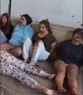 Imagen de una grabación que muestra la captura y el secuestro de Liri Albag, Karina Ariev, Agam Berger, Daniella Gilboa y Naama Levy en la base de Nahal Oz el 7 de octubre de 2023. (Foro de Familias de Rehenes)