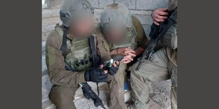 Miembros de la agencia de seguridad Shin Bet y un sospechoso palestino detenido en Jan Yunis, en el sur de Gaza, el 24 de julio de 2024. (Shin Bet)