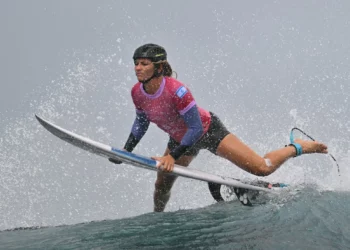 La israelí Anat Lelior compite en la primera ronda de surf femenino durante los Juegos Olímpicos de París 2024, en Teahupo'o, Tahití, el 27 de julio de 2024. (Jerome BROUILLET / AFP)