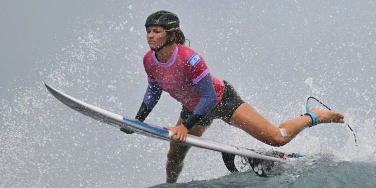 La israelí Anat Lelior compite en la primera ronda de surf femenino durante los Juegos Olímpicos de París 2024, en Teahupo'o, Tahití, el 27 de julio de 2024. (Jerome BROUILLET / AFP)