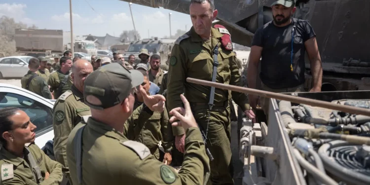 El jefe del Estado Mayor de las Fuerzas de Defensa de Israel, teniente general Herzi Halevi, se reúne con tropas en una base logística avanzada en Rafah, en el sur de Gaza, el 2 de julio de 2024. (Fuerzas de Defensa de Israel)