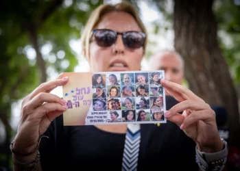 Las familias de los soldados de observación que fueron asesinados por terroristas de Hamás en el puesto de Nahal Oz el 7 de octubre hablan con la prensa después de reunirse con el primer ministro Benjamin Netanyahu en Jerusalén, el 17 de julio de 2024. (Yonatan Sindel/Flash90)