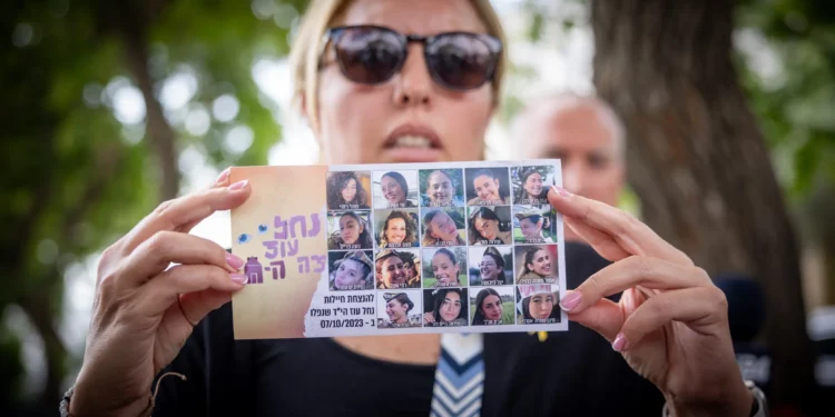 Las familias de los soldados de observación que fueron asesinados por terroristas de Hamás en el puesto de Nahal Oz el 7 de octubre hablan con la prensa después de reunirse con el primer ministro Benjamin Netanyahu en Jerusalén, el 17 de julio de 2024. (Yonatan Sindel/Flash90)