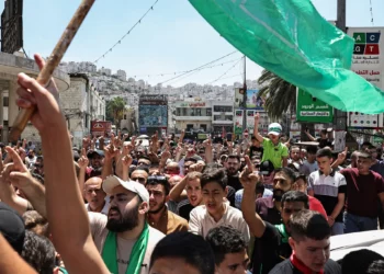 Palestinos asisten a una protesta en Nablús, Judea y Samaria, tras el asesinato del jefe de Hamás, Ismail Haniyeh, el 31 de julio de 2024. (Foto de Zain JAAFAR / AFP)