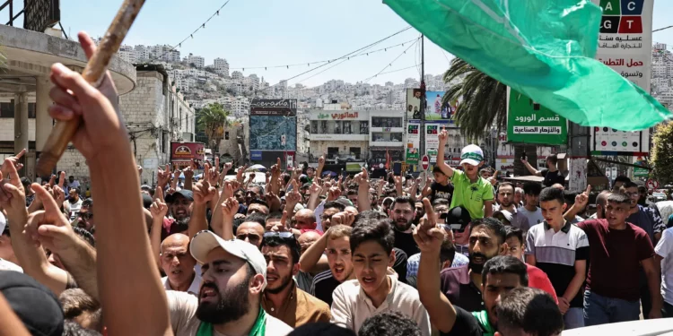 Palestinos asisten a una protesta en Nablús, Judea y Samaria, tras el asesinato del jefe de Hamás, Ismail Haniyeh, el 31 de julio de 2024. (Foto de Zain JAAFAR / AFP)