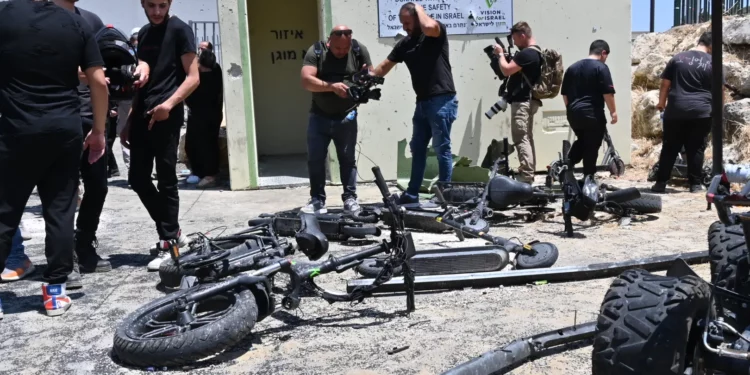 La gente mira el lugar donde cayó un cohete en Majdal Shams el 28 de julio de 2024. (Canaan Lidor/Times of Israel)